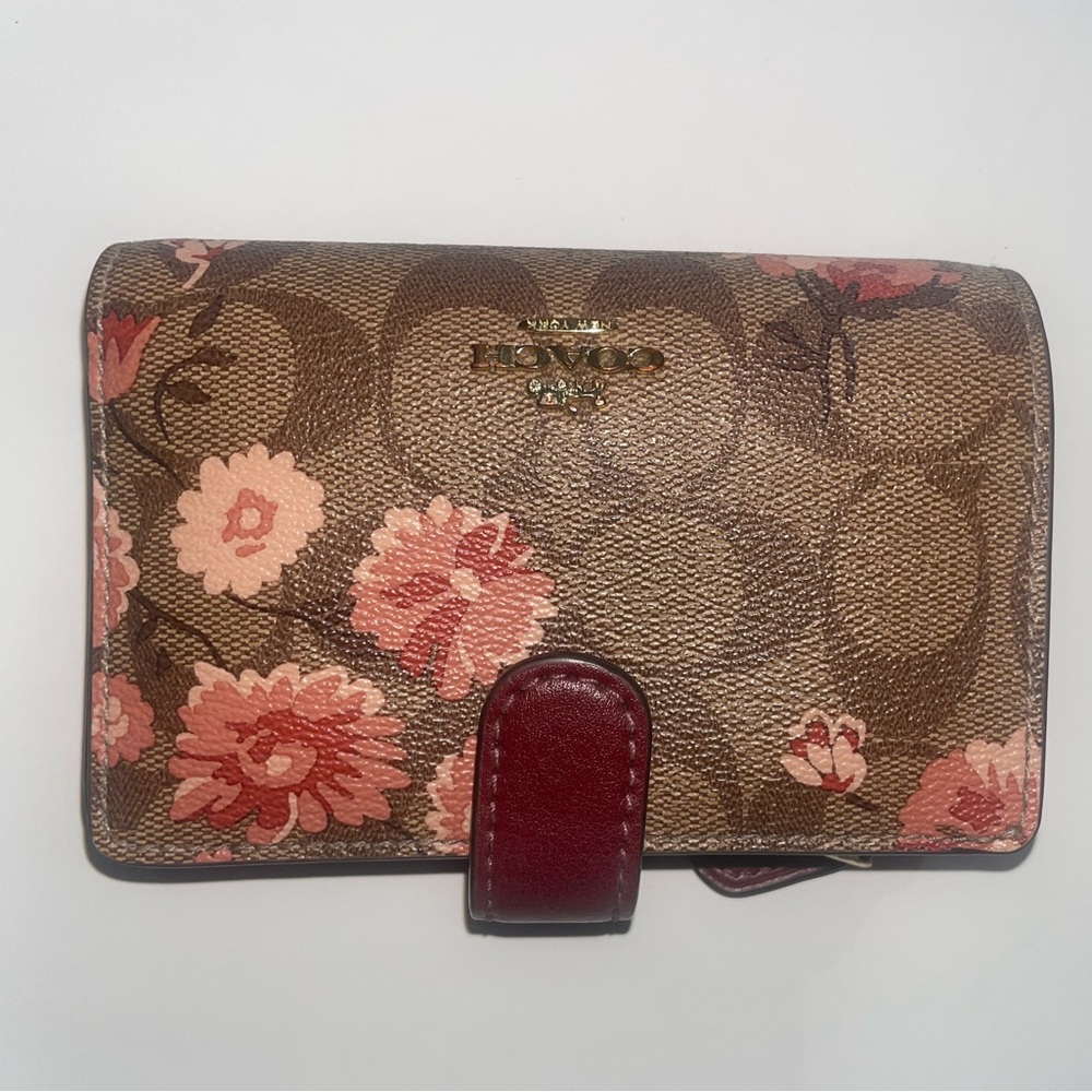 Coach Medium Corner Zip Wallet in Signature Canvas with Prairie Daisy Cluster
